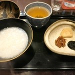 北新地 弧柳 - 季節のおまかせコース(12000円)・留椀_高槻市のキヌヒカリと箕面の山の湧水で炊いたお粥 田辺大根の自家製沢庵と鯛味噌添え