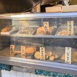 愛知屋 - 立石仲見世通りの入口付近にあるお肉屋さん兼揚げ物屋さん。タイミングが合えば揚げたて。