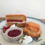 喫茶 tameiki - いちごのヴィクトリアケーキ720円、スコーン(イートインは生クリームとジャム付き)430円✨同伴者のオーダーで季節のジャムはいちごを♡
