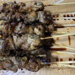 炭火やきとり 鳥信 - 甘さ控えめでスッキリした味のタレ焼き
      タレの焦げたところが香ばしいです