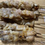 炭火やきとり 鳥信 - もも塩焼きは噛めば噛むほど味が口内に広がります
