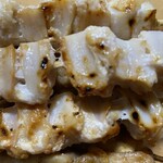 炭火やきとり 鳥信 - やげんなんこつは丁寧に大きさを揃えて串うちされています