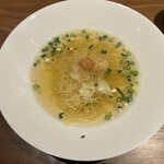カントニーズ 燕 - 海老雲呑入り　香港細麺のスープヌードル