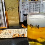 すし居酒屋 樽 - 店内満席で、カウンター奥に