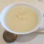 ビストロ ペシェミニヨン - ホワイトアスパラの冷たいスープ。甘みがしっかり出ています。