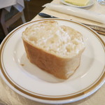ビストロ ペシェミニヨン - バケットは外側が固すぎずとても食事と合わせやすい。美味しいパンです！