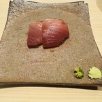 片岡篤司 - ヨコワ。藁であぶってます。