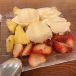 立飲・ビストロシン サンテ - いちごとパイナップルとマスカルポーネ