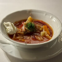 スンガリー 新宿東口本店 - ボルシチ：牛肉と野菜の赤カブ風味スープ