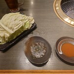 焼肉 加茂川 - キャベツとタレ