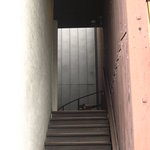 佳酒真楽やまなか - 狭い階段を上がっていきます