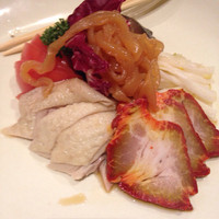 南国酒家 原宿本店 - 前菜5種盛り合わせ
                チャーシュー、蒸し鶏、白菜の漬物、しいたけ、クラゲのれいさい
                それぞれの味は普通でした。
                ただ白菜の漬物は少し酸っぱすぎると思います。