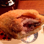 串揚げはやし - その椎茸の肉詰めの断面。まずどんこのデカさにビビりますが、肉厚でジューシー。クセが一切なく、椎茸苦手な方でも安心してこの肉厚感を楽しめます。