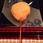 串揚げはやし - 椎茸の肉詰め。といっても、そこはモノが違います。椎茸は大分県産のどんこ。詰めている肉は黒毛和牛のミンチです。黒毛和牛のミンチもどんこのジューシーさと相まって絶妙な旨味を体感できます。