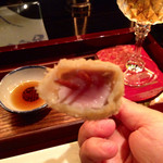 串揚げはやし - 豚ロース。こちらは甘めのソースで頂きます。こちらも二口で。なんだろう、単純に甘いとか味か濃いとかいう安い表現では言い表せない、これまでに食したことのない感じ。