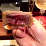 串揚げはやし - 黒毛和牛のフィレ。予熱でどんどん火が入ってしまうので、揚げてすぐに二口で頂きます。辛口ソースで。くちどけがパないです。ということで断面をパチリ。