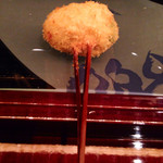 串揚げはやし - ささみニラ。自家製ポン酢で頂きます。ソースじゃねーの？ッて思ったんだけど、これが大正解。いやー、これは実際食していただかないとわからないかも。ニラの香りとポン酢がささみの旨味を引き出してくれます。