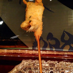 串揚げはやし - キス。実は紫蘇の葉が仕込んであります。これは自家製ポン酢でいただきます。