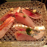 串揚げはやし - 今日のお造り。左上から右回りに、アジ・イサキ・カンパチ・シマアジ・キンメダイ。キンメダイの炙りの脂の乗りっぷりと青唐辛子が上に仕込んであるシマアジが絶品。