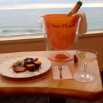 海の別邸ふる川 - サービスのシャンパンと燻製おつまみ