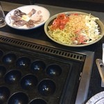 味楽 - 皆様こんばんは。鉄板焼きしています。本日もありがとうございました。このお店は自分でたこ焼きも焼けます。たこ焼きの生地は二種類、キャベツとネギ。もんじゃはうす味がお勧め。醤油なら2.3滴、ソースなら小さじ2分の1。ヘルシーですね。