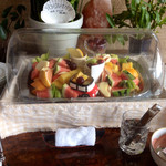 海の別邸ふる川 - 朝食時 ラウンジに用意されているフルーツ盛り