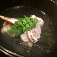 じき 宮ざわ - 名物の焼き胡麻豆腐はもちろんの事、出てくる料理は新鮮な季節の食材で、みな手間をかけられたものばかりでめっちゃ旨し！
                こちらは土鍋で炊いたご飯を蒸らし具合で3回に分けて出されるらしいのですが、ご飯もお漬物も白味噌で炊いたジャコも旨すぎでなぜか六杯も食べてしまいました！
                