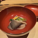 温石 - 吸い地が極端に少なく、塩味もごく僅かです。白甘鯛はきっと昔からこの味だったのでしょう。しかし、私の常識では初めて出会うことができた白甘鯛でした。