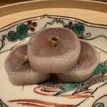 温石 - 砧巻きに適した鯵の身の厚みを考慮して選定されるのでしょうか。もはや私の知る鯵ではありません。私の知らない澄んだ鯵の香りと食感、大根の厚みや酢の加減も心地良いです。