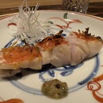 温石 - 今日の金目鯛鱗焼きの完成度は恐ろかったです。前回よりも短時間の火入れでしたので、質問してみたところ「短時間で一気に中心部まで火が入る備長炭に変えました。明日、三重県紀北町に行きます」とのこと。