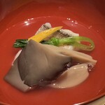 温石 - 白甘鯛の味が薄まることなく椀種主役のお椀でした。しめじは白甘鯛の香りを口内に留まらせる良い仕事ぶりです。日本料理を好む私達ですが、他店では味わったことのないお椀だと意見が一致。超絶美味でした。