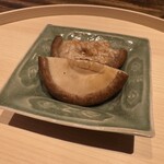 温石 - 藤枝の椎茸　赤座海老のミソとたまご　「赤座海老の身とミソは表現したいものが違って」とのこと。椎茸の旨味も赤座海老のミソに負けてません。