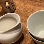 しおて - 蕎麦湯（鴨汁そばは麺つゆたっぷりなので、蕎麦湯用の蕎麦猪口をつけて出してくれた）