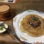 南インド料理 レジナ - 最近始めたという、パラタにギーとハチミツをかけてアイスを乗せた、まずい訳がないデザート＆ココナッツ味のデザート(サービス)&チャイ(値段失念)