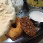 南インド料理 レジナ - 2種類のワダも付いています