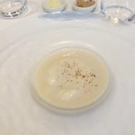 レストラン タニ - ホワイトアスパラガスのババロワと新玉葱のスープ