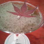 銀座 テンダー - ミスターハードシェイクのシェイクが生み出す気泡のマジック！紅葉の葉は、前年に押し花してるもの･･･のハズ！