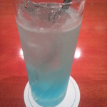 銀座 テンダー - 【ファンタスティックレマン】 ブルーのグラデーションで、スイスのレマン湖のイメージをグラスに再現したカクテル