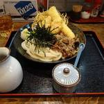 うどんと徳利に入ったつゆ、おろし生姜がお盆に載せられて運ばれてきました。