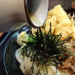 小倉うどん竜屋 - 透明感のある綺麗な色あいのつゆを注入します。