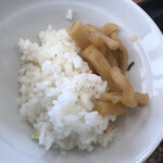 かつや - 漬物をご飯に乗せて。これも美味しい