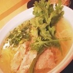 初屋 - 水晶ラーメン★のってるお肉が絶妙な感触でした♪