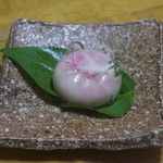 水ぼたん　紅ぼかし上用練りきりを薄い錦玉で巻き茶巾に絞って青葉を敷いた品