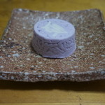 越後屋若狭 - あじさい　紫色に染めた上用そぼろの芯に小豆餡を入れ丸く形押しした品