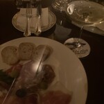 夜間飛行 - 生ハムの盛り合わせと白グラス