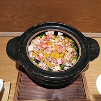 日本料理 e. - 海老、ホタテ、菜の花とゴマの炊き込みご飯。　ややゴマが多い気もしたが、菜の花の苦味がいいアクセントになっており、くどさが全くなかった。