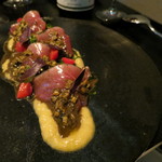 ラ・ボンヌターブル - 炭で炙った鰹、サザエのドレッシングと三陸のワカメ、すり潰した焼き茄子、おかひじき、フルーツトマト、新倉ファームから届いたバジルレッドルビン3