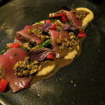 ラ・ボンヌターブル - 炭で炙った鰹、サザエのドレッシングと三陸のワカメ、すり潰した焼き茄子、おかひじき、フルーツトマト、新倉ファームから届いたバジルレッドルビン2