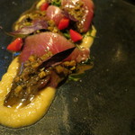 ラ・ボンヌターブル - 炭で炙った鰹、サザエのドレッシングと三陸のワカメ、すり潰した焼き茄子、おかひじき、フルーツトマト、新倉ファームから届いたバジルレッドルビン1