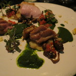 ラ・ボンヌターブル - 花愁仔豚のロースト、その皮のコンフィ、ほうれん草のソース、キタアカリの蒸し焼き、砕いた卵、塩漬けレモン、スベリヒユ1